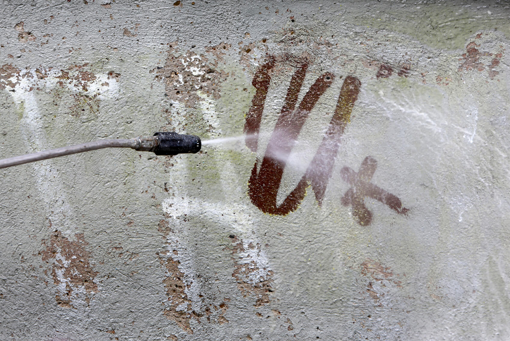 Cleaning graffiti